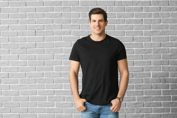 Hombre Elegante Camiseta Sobre Fondo Ladrillo — Foto de Stock