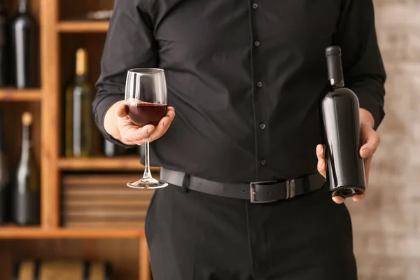 Man Med Flaska Och Glas Gott Vin Källaren — Stockfoto