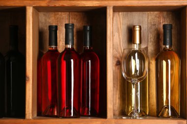 Mahzende şarap ve cam şişeler