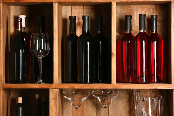 Flaskor Med Vin Och Glas Källaren — Stockfoto