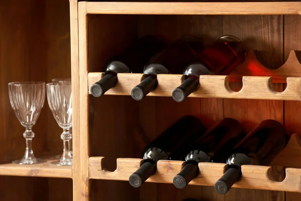 Bottiglie Vino Bicchieri Cantina — Foto Stock