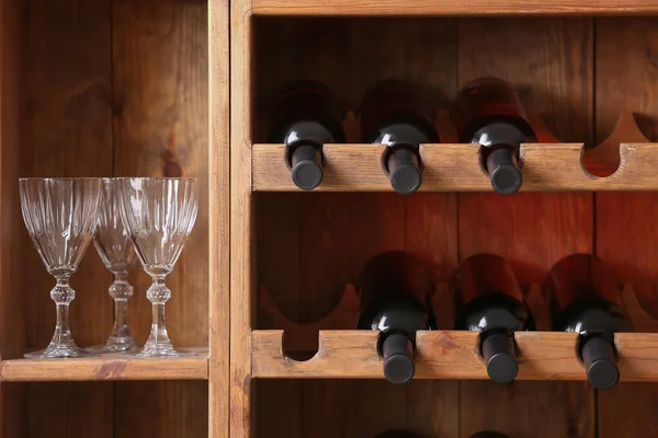 Bottiglie Vino Bicchieri Cantina — Foto Stock