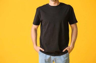 Renkli tişörtlü şık bir adam
