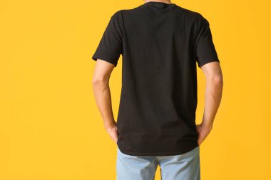 Renkli tişörtlü şık bir adam