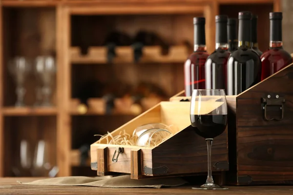 Boîte Avec Bouteilles Vin Sur Table Dans Cave — Photo