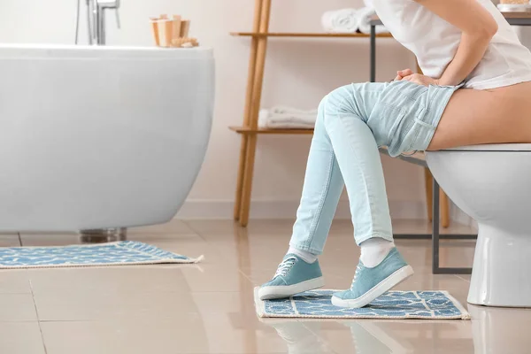 Junge Frau Mit Hämorrhoiden Sitzt Auf Toilettenschüssel Badezimmer — Stockfoto