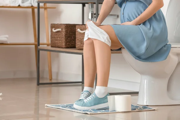 Mulher Grávida Com Hemorróidas Sentado Vaso Sanitário Banheiro — Fotografia de Stock
