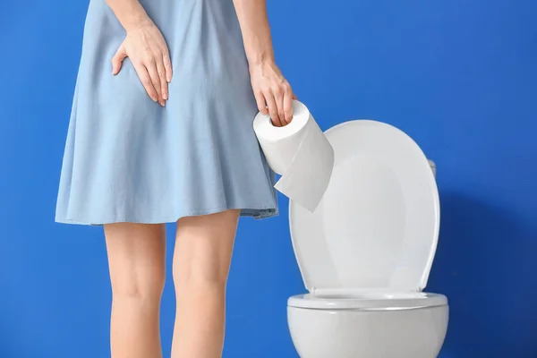 Jonge Vrouw Met Aambeien Bezoek Toilet — Stockfoto