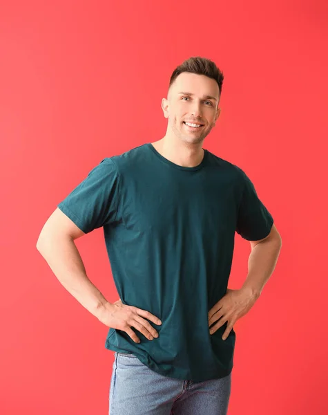 Hombre Elegante Camiseta Sobre Fondo Color — Foto de Stock