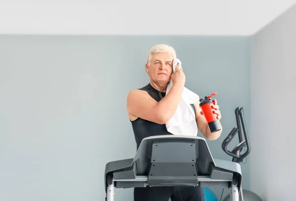 Senior Man Drinking Water Training Treadmill Gym — Stock Photo, Image