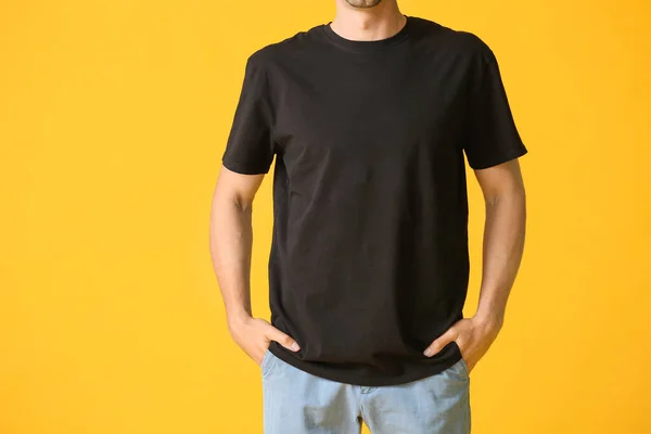 Mann Stylischem Shirt Auf Farbigem Hintergrund — Stockfoto
