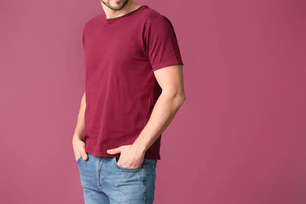 Mann Stylischem Shirt Auf Farbigem Hintergrund — Stockfoto