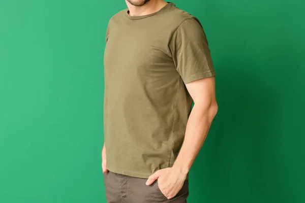 Hombre Elegante Camiseta Sobre Fondo Color —  Fotos de Stock