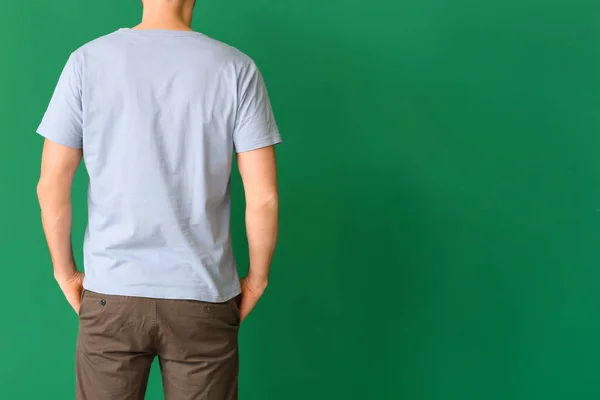 Hombre Elegante Camiseta Sobre Fondo Color — Foto de Stock