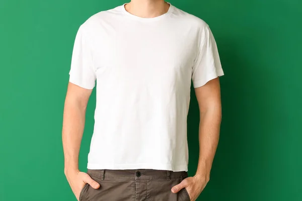 Hombre Elegante Camiseta Sobre Fondo Color —  Fotos de Stock