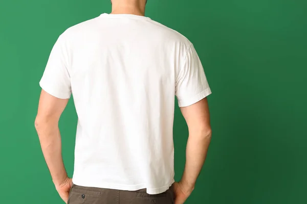 Hombre Elegante Camiseta Sobre Fondo Color — Foto de Stock