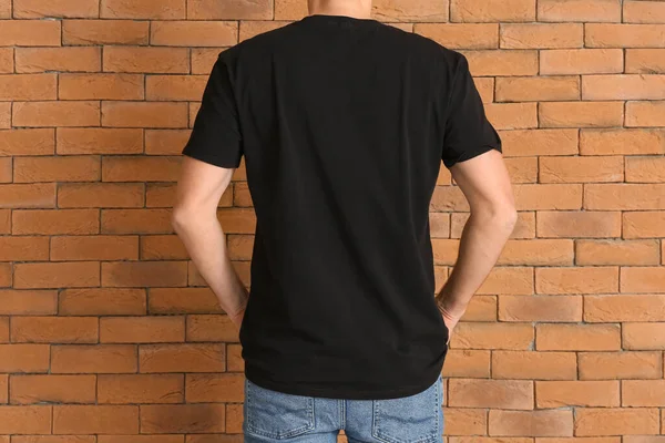 Man Stijlvol Shirt Bij Bakstenen Muur — Stockfoto