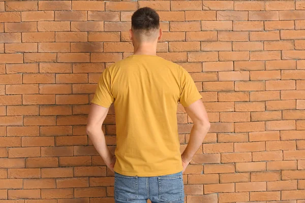 Homem Elegante Shirt Perto Parede Tijolo — Fotografia de Stock