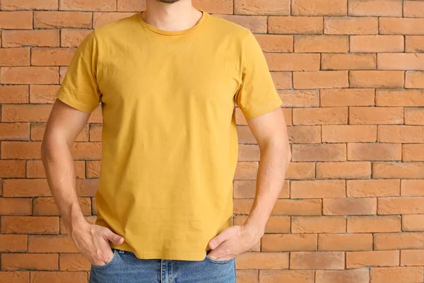 Άνδρας Κομψό Shirt Κοντά Στον Τοίχο Από Τούβλα — Φωτογραφία Αρχείου