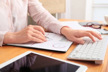 Ofiste çalışan kadın muhasebeci, yakın plan.