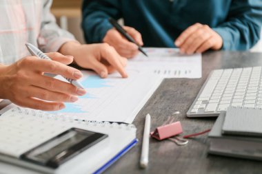 Ofiste çalışan muhasebeciler, yakın plan.