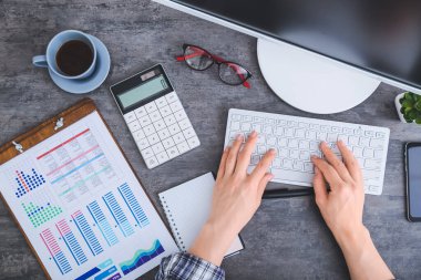 Ofiste çalışan kadın muhasebeci.