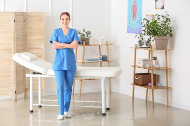 Tıp merkezinde kadın masaj terapistinin portresi.