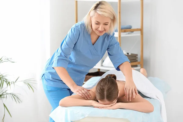 Massageterapeut Som Arbetar Med Kvinnliga Patienter Vårdcentral — Stockfoto