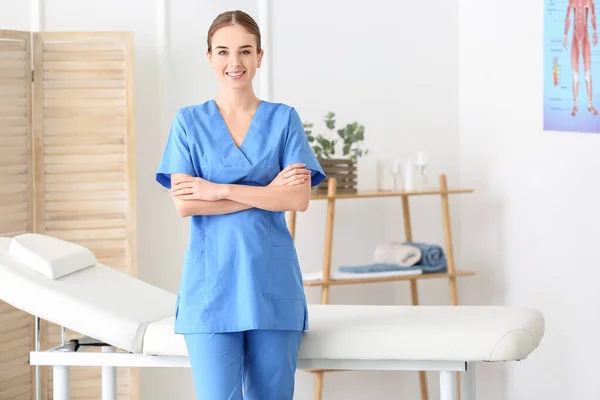 Retrato Terapeuta Massagem Feminina Centro Médico — Fotografia de Stock