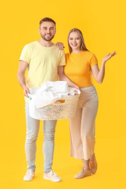 Renkli arka planda çamaşırları olan çift