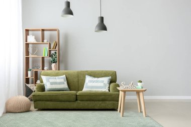 Rahat kanepesi olan modern bir oda.