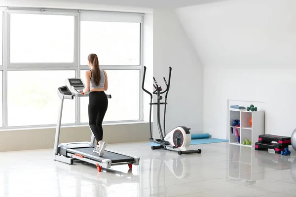 Entrenamiento Mujer Joven Deportiva Cinta Correr Gimnasio — Foto de Stock