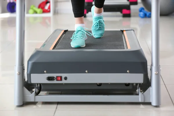 Sportliche Junge Frau Trainiert Auf Laufband Fitnessstudio — Stockfoto