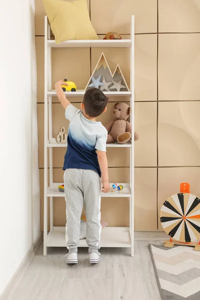 Niño Pequeño Cerca Rack Con Juguetes Casa — Foto de Stock