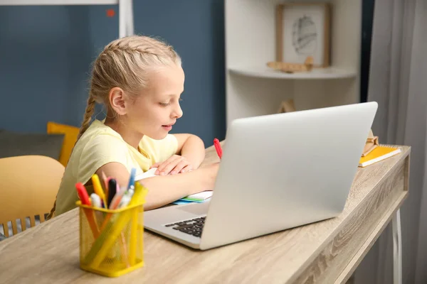 Słodka Dziewczynka Uczy Się Domu Pojęcie Edukacji Internetowej — Zdjęcie stockowe