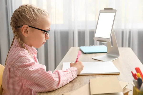 Linda Niña Estudiando Casa Concepto Educación Línea — Foto de Stock