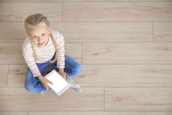 Evinde Tablet Bilgisayarı Olan Sevimli Küçük Bir Kız Çevrimiçi Eğitim — Stok fotoğraf