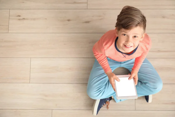 Netter Kleiner Junge Mit Tablet Computer Hause Konzept Der Online — Stockfoto