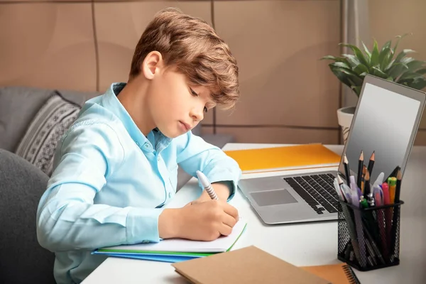 Lindo Niño Estudiando Casa Concepto Educación Línea — Foto de Stock