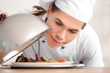 Mutfakta lezzetli yemekleri olan transseksüel şef.