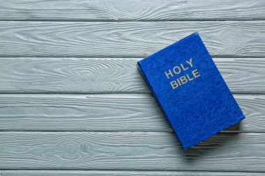 Kutsal İncil ahşap arka planda