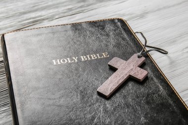 Kutsal İncil ve haç ahşap arka planda, yakın plan