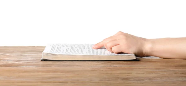 Mujer Leyendo Biblia Mesa —  Fotos de Stock