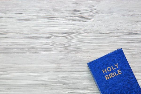 Santa Biblia Sobre Fondo Madera —  Fotos de Stock