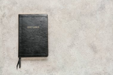 Gri arkaplanda kutsal İncil