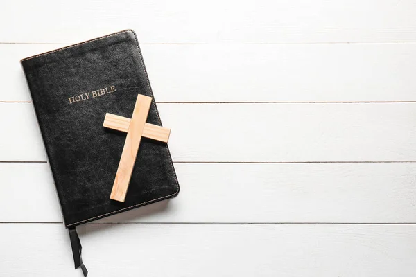 神圣的圣经和白色木制背景的十字架 — 图库照片