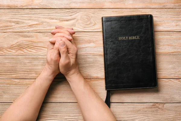 Manos Hombre Con Biblia Orando Mesa — Foto de Stock