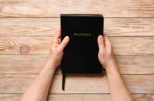 Manos Hombre Con Biblia Sobre Fondo Madera — Foto de Stock