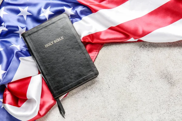 Holy Bible Usa Flag Grey Background — Stock Photo, Image