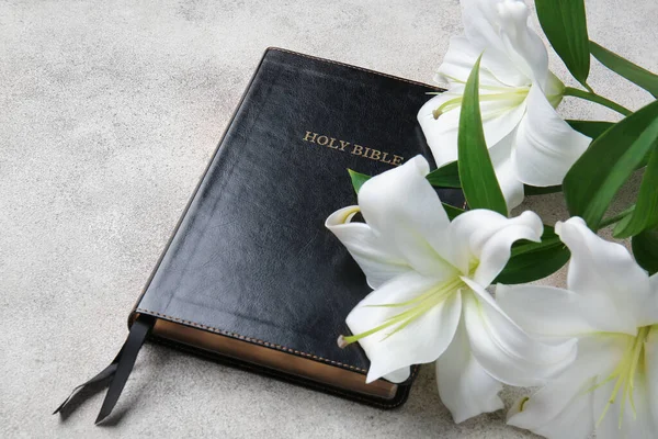 Αγία Γραφή Και Λουλούδια Γκρι Φόντο — Φωτογραφία Αρχείου